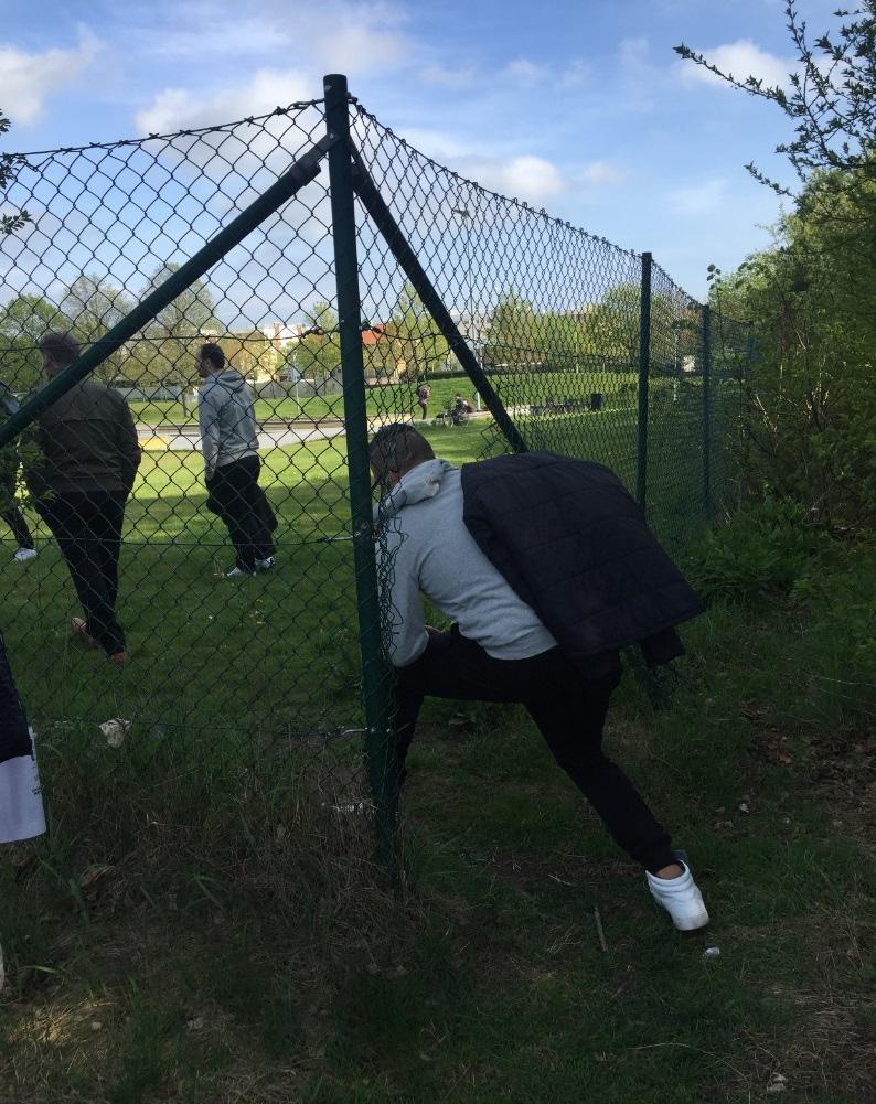 Kullen ovanför parken mot friidrottsarenan - Stort uppklippt hål i staketet, möjliggör