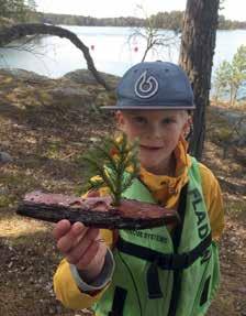 Unga familjer i skärgården Malin och Magnus med familjen på Södermöja Att flytta ut till en ö behöver inte vara så svårt som man kan tro. Det är värt att prova! Naturen mår alla bra av.