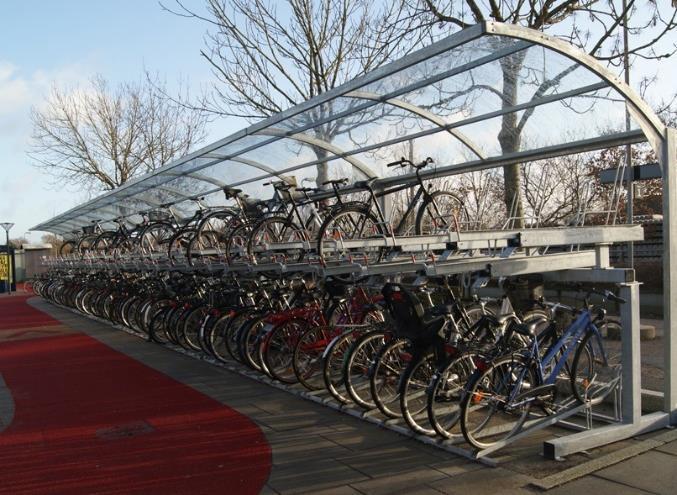 Då det krävs många cykelparkeringar kan det vara fördelaktigt att ha en del av dem i två våningar (se figur 19) som är mer yteffektiv, något de äldre eleverna skulle kunna nyttja liksom