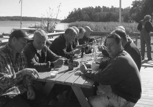 Endast en båtplats per medlem/fastighet är tillåtet. Om utrymme i hamnen medger kan dock medlem efter ansökan få disponera ytterligare en (1) plats.
