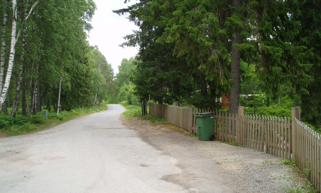 SERVICE OCH ARBETSPLATSER Centrum med livsmedelsbutik och annan service finns längs med Odinsvägen på Dalarö. Där finns även Dalarö skola med klasser från förskola upp till år 9.