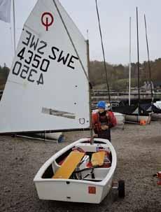 Är övertygad om att vi kommer, ha anledning att skriva om Simon fler gånger. Simon Linse Simon är nere vid jollarna och förbereder inför dagens segling den 2 nov (!)när vi träffar honom.