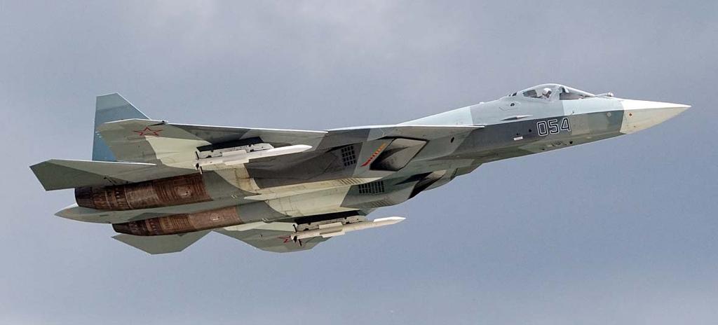 Bilaga 1 ÅRSRAPPORT 2015 Sida 64 (131) 2016-02-26 11. Flygsystem 11.1. Multirollflygplan PAK FA T-50 Det har nu gått sex år sedan första flygningen med PAK FA (Perspektivnyj Aviatsionnyj 2 Kompleks Frontovoj Aviatsii ) genomfördes i januari 2010.