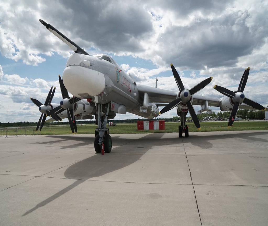 ÅRSRAPPORT 2015 Bilaga 2016-02-26 Sida 83 (131) 13. Flygburen beväpning 13.1. Vapenbalk till kryssningsrobot Ch-101/102 På den ryska försvarsutställningen Armija 2015 visades dubbellavetten AKU-5M monterad på en vapenbalk under på Tu-95MS.