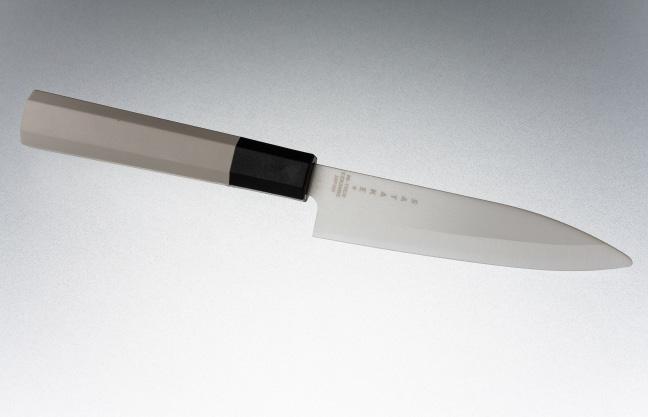 Satake Hi Tech Skalkniv 11 cm Rymdtekniken har nu kommit in i köket och nu är det din tur att ha glädje av den senaste forskningen. Med varje kniv medföljer en plastslida för säker förvaring.
