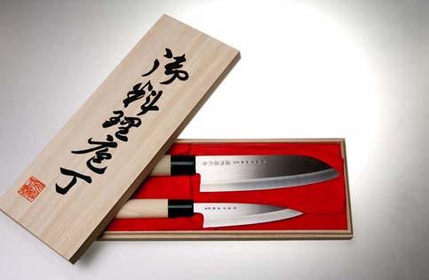 SATAKE Houcho Allround + Petty Presentset med skalkniv och japansk kockkniv så kallad Santoku modell som hackar och skivar med japansk precision.