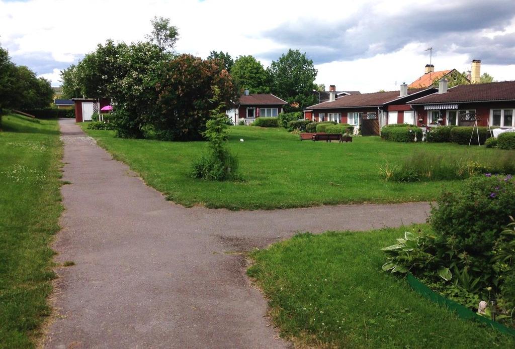 Utformning av allmän plats och kvartersmark Innegården mellan kedjehusen bör även fortsättningsvis hållas fri från större byggnader, för att användas till gemensam rekreation och lek, mötesplats och