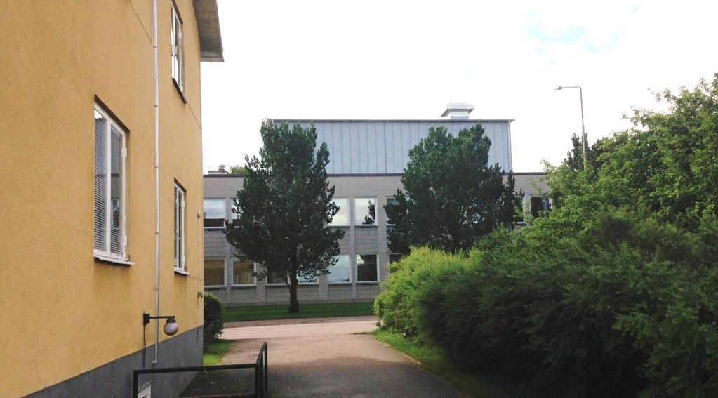 Byggnaders placering, utformning och gestaltning Längs med Landsgatan bör framtida bebyggelse placeras på samma sätt som nuvarande tvåvåningshus, i linje med övriga byggnader och med långsidan mot