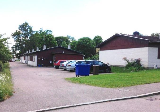 åtta lägenheter i varje. Kedjehusen ligger i mitten av kvarterer, är i en våning och mäter 2,5 meter i byggnadshöjd respektive fyra meter i nockhöjd.