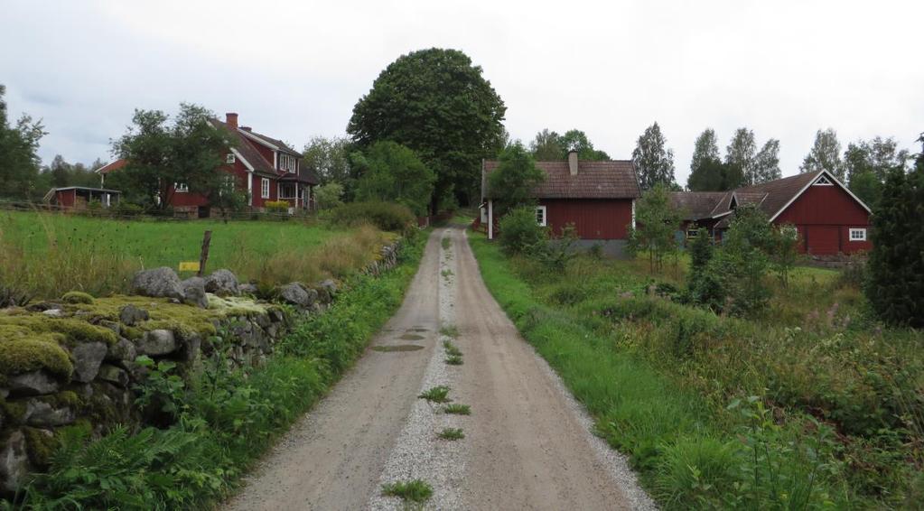 På höjden ses mangårdsbyggnaden och ekonomibyggnaderna till Mundekulla 1:2.