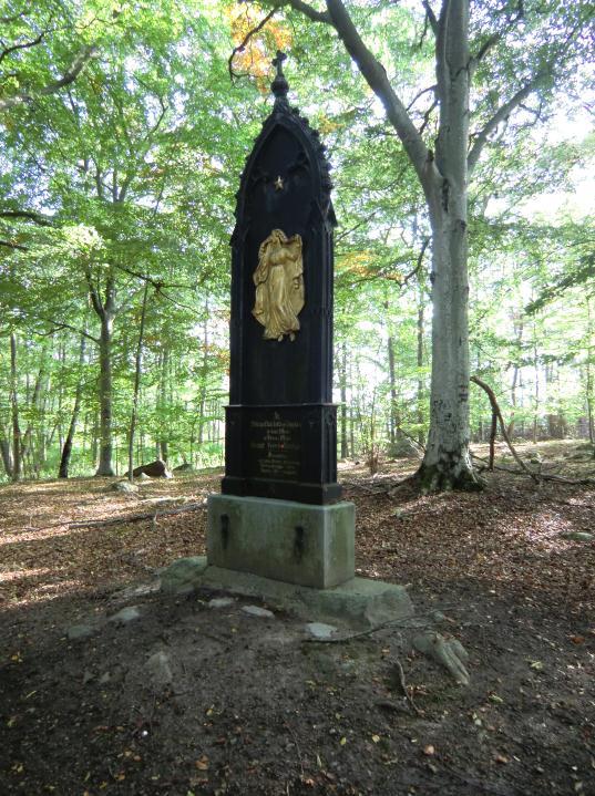 ÖFVER DENNA BRO SOM PÅ KONUNGENS ÖNSKAN 1804 BYGGDES AF GREFVE SAM AF UGGLAS FÄRDADES HANS MAIT MED EN ÄLSKAD GEMÅL OCH DOTTER FÖRSTA GÅNGEN VID ÅTERKOMSTEN FRÅN UTRIKES ORTER. DEN 7 FEBRUARI 1805.
