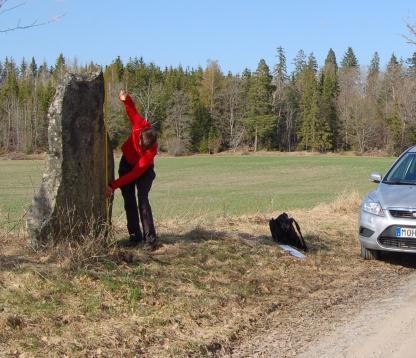 (relief med stridande soldater) STENEN RESTES 1913 7/12. Bror Cederström var en framgångsrik militär och deltog i flera krig. (Raä Håtuna 41:1).