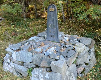 2011-11-01 4 BRO SOCKEN 21 22 (Raä Bro 3:1). (Ej med i Raä). Vid gränsen till Håbo kommun (på Håbo-sidan). Milstolpe i gjutjärn.