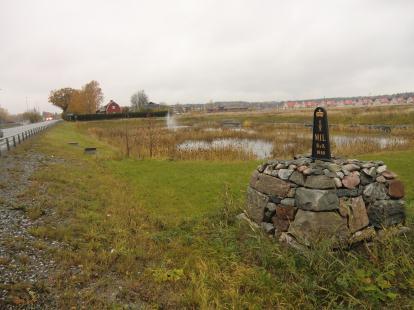 Min kommentar: Efter studie av vägmätning 1896 är min uppfattning att stolpen bör ha stått nära gränsdelningen mellan Vallby-Jursta-Qvista
