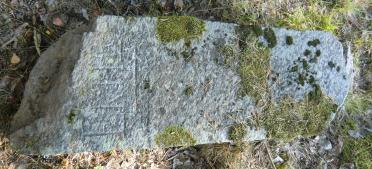 Enköpingsvägen 8-10. Borttagen? (enligt Raä): Längd 130 cm. Text GARPEBODA.