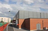 Smedshagsskolan Hässelby (Ref.id 5664) Produkt: Cembrit Flint som ingår i serien CEMENTMOOD med genomfärgade skivor. Montage i Fasadsystem 8 (FS8) samt specialmontage på lutande distanser.