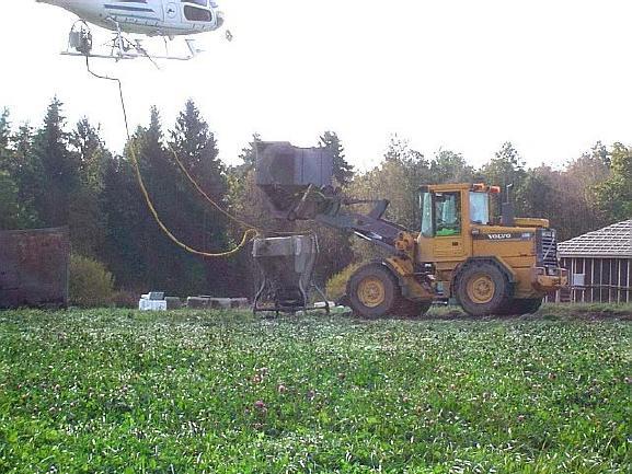 Figur 5 Helikopterspridning (Källa: Lomander, 2003). Askberedning Askan måste beredas innan den kan spridas och det kan göras på olika sätt.