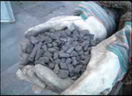 Det pelleterade materialet är stabilare, har mer enhetliga bitar, ger högre kvalitet och har dubbla urlakningstiden mot självhärdad aska (Skogsstyrelsen 2013).