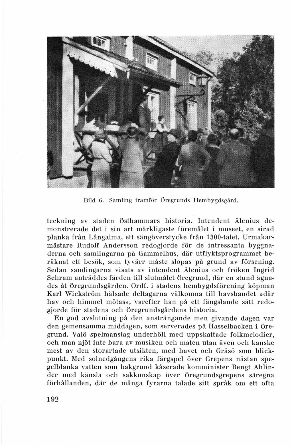 Bild 6. Samling framför Öregrunds Hembygdsgård. teckning av staden Östhammars historia.