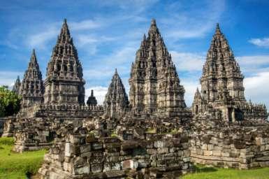 Borobudur är byggt på en naturlig kulle och i formen av en stor stupa med nio etager.