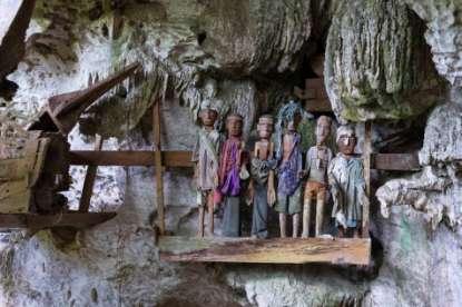 Dag 9 Rantepao: Tana Toraja Vi börjar utforska Traditionella tau-taus vid begravningsplats i Tana Toraja högländerna i Torajaland med sina karakteristiska hus, tongkonan, som ser lite grann ut som en