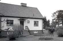 I slutet av 90-talet såldes fastigheten till Gunilla Eskedahl och Rune Sandgren som fortfarande äger den. Det är Sabina som syns på fotot från 1994.