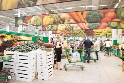 Välplanerad belysning är en central del av kundupplevelsen Intelligent styrning. Om det är skymning utomhus får man också sänka belysningens styrka i butiksentrén.