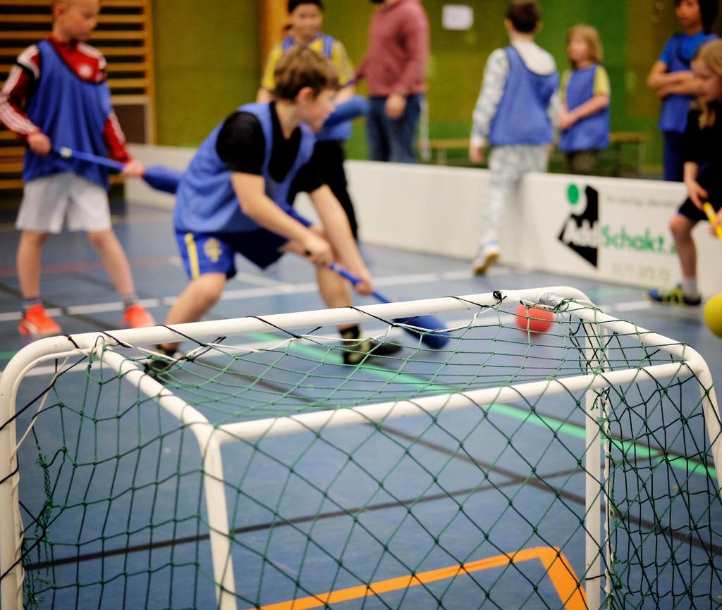 Foto: Tina Engström visar hur turerna går. Där kan du också läsa mer om reglerna för skolskjuts. Försäkring mot olycksfall Enköpings kommun har en olycksfallsförsäkring för barn och elever.