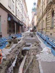 Efter inspektion och dokumentation på plats kunde arbetet fortgå. För att kunna lösa problemen med stopp i avloppsledningen behövde en mindre justering göras av ledningens lopp.