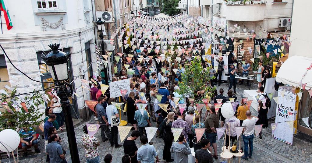 Sida 2 av 7 Inbjudan Jag blev inbjuden att visa verket 100 dagar av behov och begär av Raya Stefanova, artistic director på EDNO som arrangerar One Design Week.