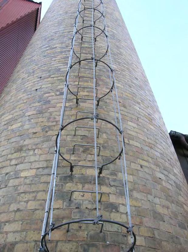 Klippans Pappersbruk renovering av skorstenen Detalj av den stege med tillhörande säkerhetsbåge som monterades utanpå skorstenen åt sydost.