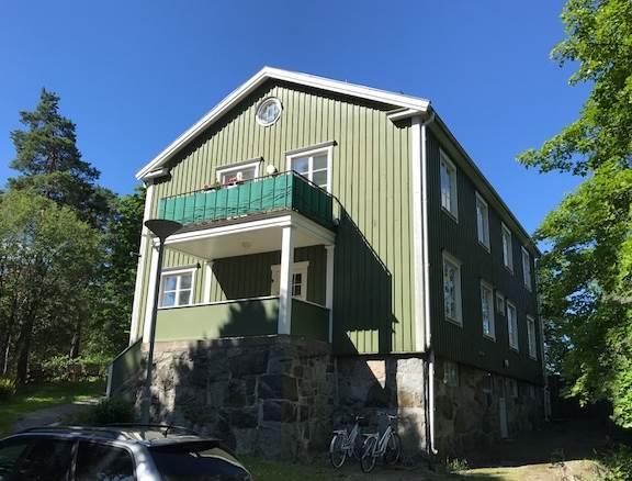 2017-07-05 4 (14) Ordernummer: 163 198 Fastighetsbeteckning: Danderyd Skolan 12 2.3 Byggnadsbeskrivning Byggnaden inrymmer två plan ovan mark och källargrund i sten samt vind.
