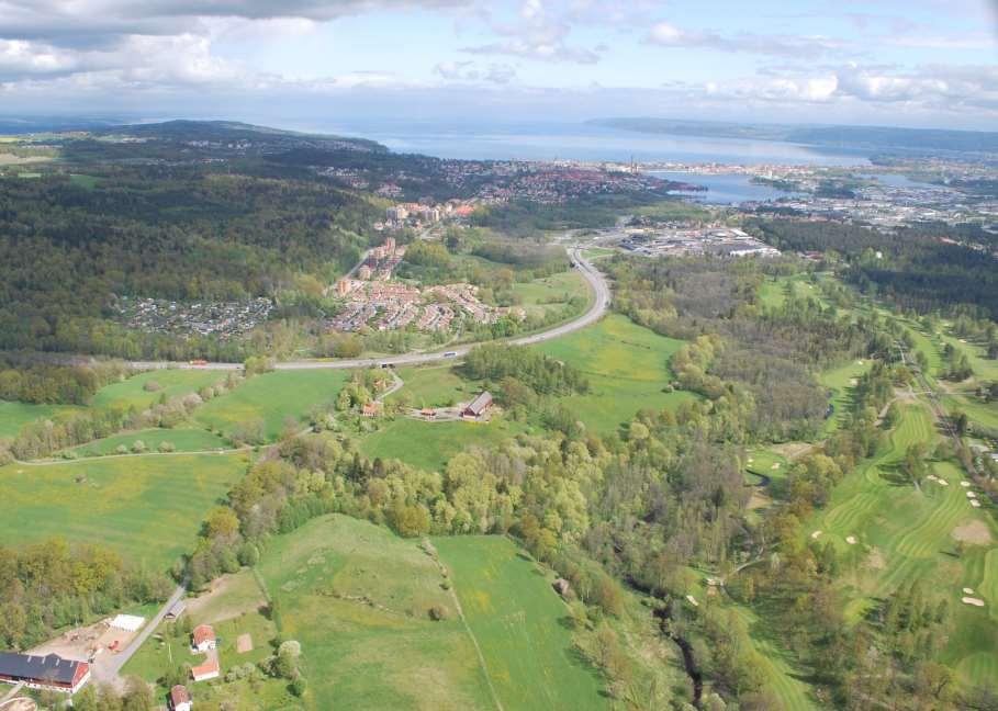 Odlingsmark, bebyggelse och vägar finns i smala zoner kring sjöarna och längs dalgångarna.