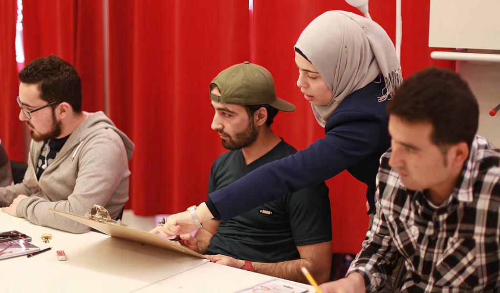 Konstcirkel ledd av Ghufran Al-Saegh i ABF:s lokaler, våren 2016. Foto: Felicia Sjögren. olika steg som behövs för att få legitimation att arbeta som läkare i Sverige.