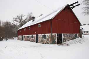 Två ekonomibyggnader Byggår: 1920 (ca 1850-70 enligt muntliga uppg.) Stallänga/förråd på hög gråstensgrund mot väg Sten- och träkonstruktion under sadeltak. Fasad mot väg delvis murad i sten.