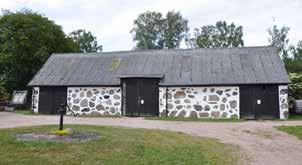 Byggår: 1750-1800 Norra och västra längorna har sadeltak täckta med sinuskorrugerad eternit (sticketak