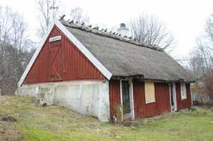 Detaljer: Bevarad bakugn Förändringar: 1940-tal: höjning av innertaket. Sent 1900-tal: taktäckning med vass 1979 (tidigare halm), byte av ytterdörrar.