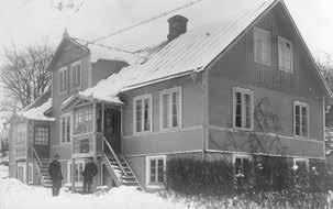Panelarkitektur i stationssamhället. Fr v: Högsäter och Bokliden, Plogbillen 1 och 3, Landsvägen 38 och 36. Foto 2013.