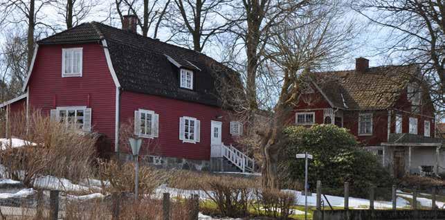 Här byggdes också, redan mot 1800-talets slut, många trähus som försågs med extra snickarglädje.