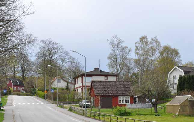 Landsvägen, som löper genom hela samhället. Jämte järnvägsspåret utgör Landsvägen och landsvägsbebyggelsen själva kärnan i stationssamhället.