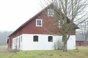 T v: Stavaröd 2:8 med delvis bevarad bålekonstruktion. T h: Välhållen loge och stallbyggnad, uppförd 1940, med tidstypiska, mer storskaliga proportioner.