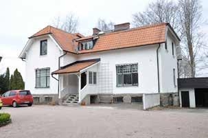 Tegelkonstruktion på naturstensgrund. Fasaderna är vitputsade. Förändringar: 1970: tillbyggnad med garage.