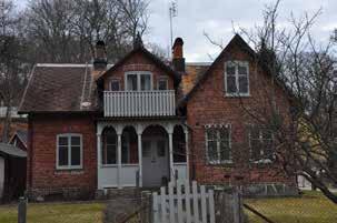 Eken 22 (Landsvägen 68) Gunnarp Bostadshus i 1½ plan Byggår: troligen 1920-1930-talet. Vinkelbyggt tegelhus på naturstensgrund. Sadeltaket är täckt med slät röd eternit.