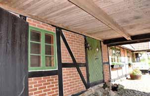 Huset har genomgått andra förändringar därefter (öppen överbyggnad på verandan, takkupor, delvis nya