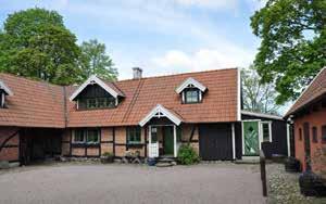 Garagets takdel har byggts samman med bostaden. Ett äldre uthus finns på tomten.