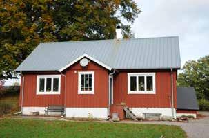 Spritputsade fasader i gult, vita slätputsade fönsterinfattningar, frontespis, taket täckt med röd korrugerad plåt. Detaljer: rusticerad portal, originalfönster.