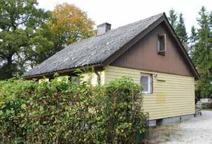 Fasader klädda med gul, liggande panel. Förändringar: huset har genomgått större förändringar under 1900-talets senare del: fasader, fönster, inplåtning av skorsten.