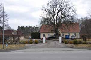 Klassicistiskt utformad frontespis med fronton vetter mot trädgården. Äldre rumsindelning till stora återskapad. Förändringar: större renovering 1934.