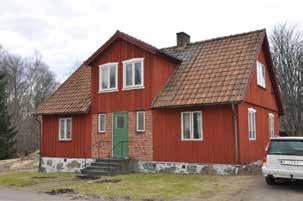 Magasin Byggår: 1944. Ett av socknens få bevarade tegelhus med mönstermurning. Stadsmässigt uttryck med snett avskuret hörn, föreskrivet i 1874 års byggnadsstadga.