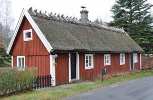 Hädensjö 1:17 (Hedensjö 258) Hedensjö Bostadshus i ett plan med inredd vind. Före detta fattigstuga Byggår: framgår ej. (Enligt uppgift flyttad från annan plats ) Träkonstruktion på gråstensgrund.